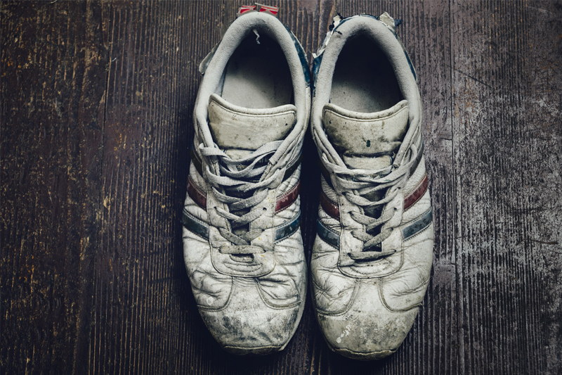 zapatillas de deporte viejas y sucias